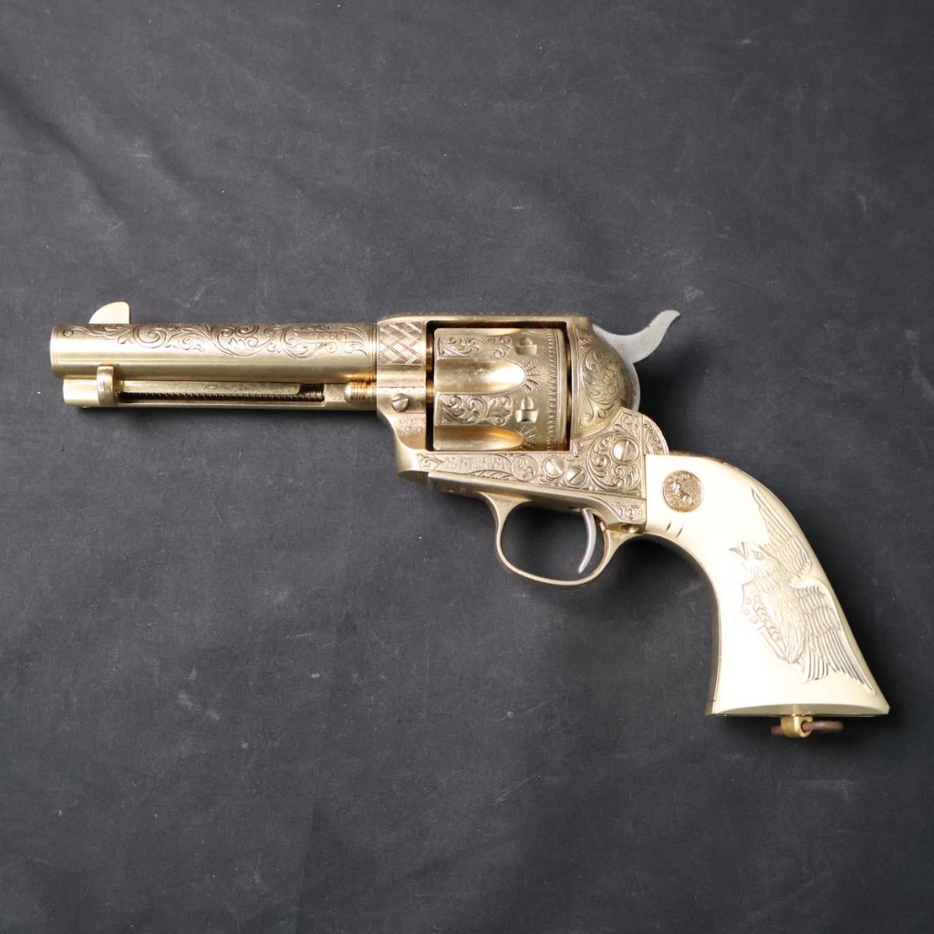 金色に塗られたモデルガン